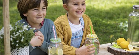 Erfrischende Sommergetränke und Leckereien für alle Kinder