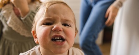 9 seltsame Gesichtsausdrücke von Kleinkindern, die völlig normal sind